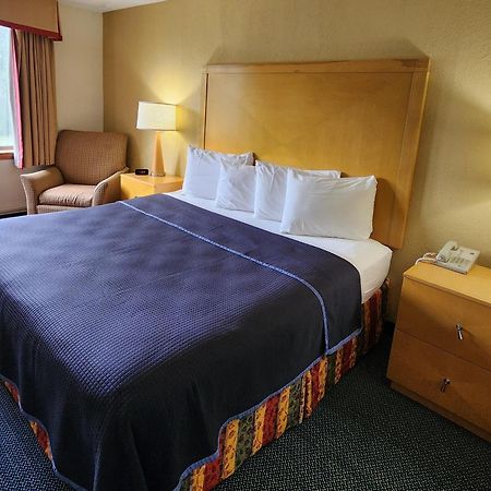 Katahdin Inn & Suites Millinocket Zewnętrze zdjęcie