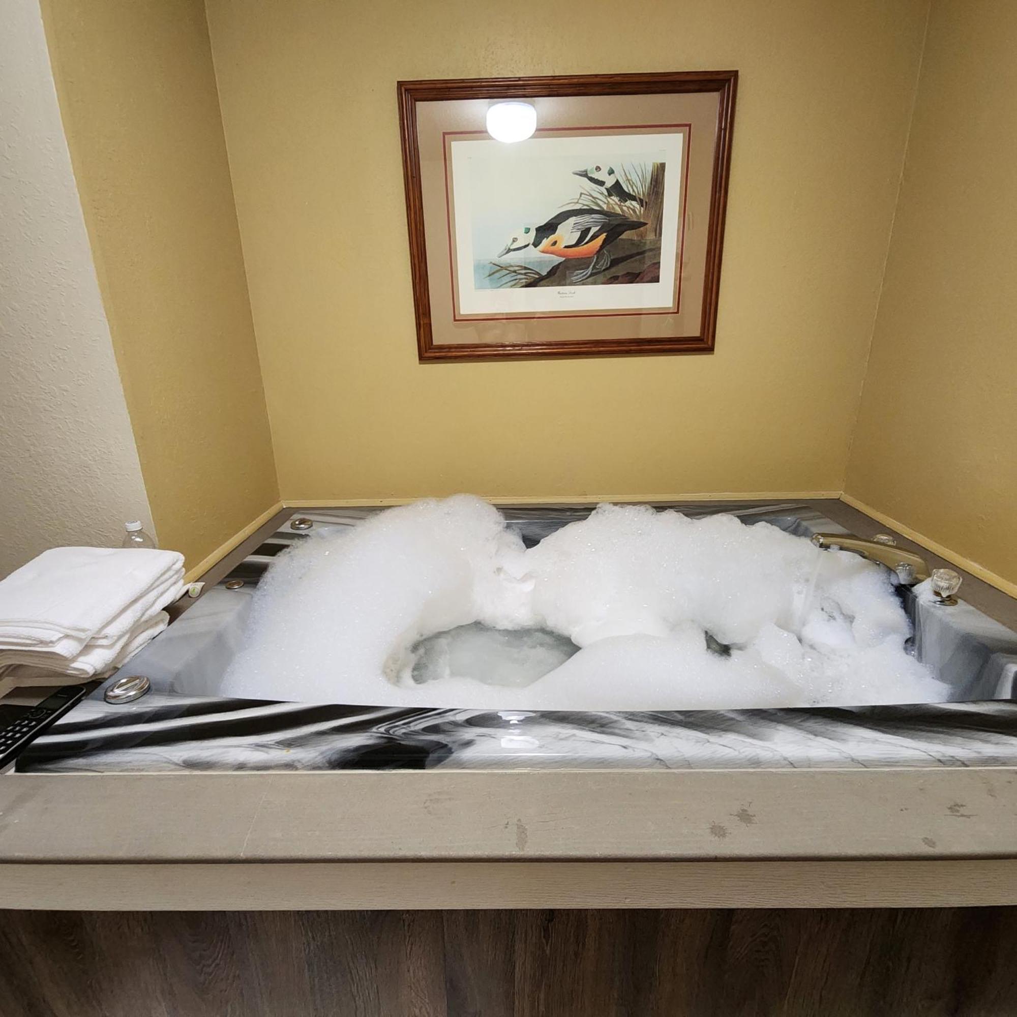 Katahdin Inn & Suites Millinocket Zewnętrze zdjęcie